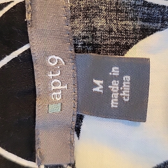 Apt. 9 Black And White Short Sleeved Top. Scooped Neck Size Medium - Picture 6 of 6